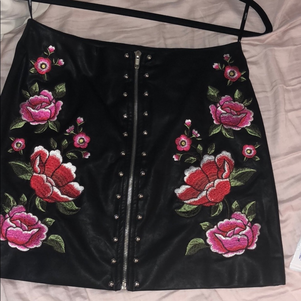 BLACK EMBROIDERED MINI SKIRT